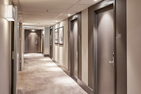 Fermetures efficaces et silencieuses avec le ferme-porte GEZE TS 5000 SoftClose